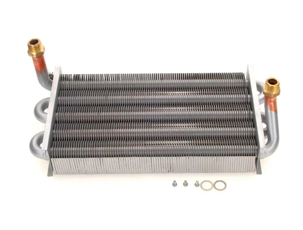 BOSCH Wärmetauscher mit mehreren Metallrippen und zwei Anschlussleitungen, in der Mitte abgestützt, liegend präsentiert. Schrauben und Dichtungen liegen daneben.